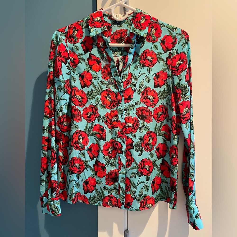 NWOT Alice + Olivia Size XS 100% silk button-up shirt in floral pattern.